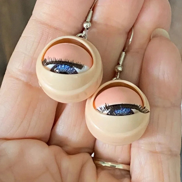 Kitschy Unique Fun Opening & Closing Babydoll Eyes Earrings NEW - Picture 3 of 4